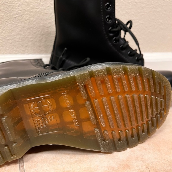 Dr. Martens Ladies 1460 Smooth Leather Boot. - Picture 4 of 5